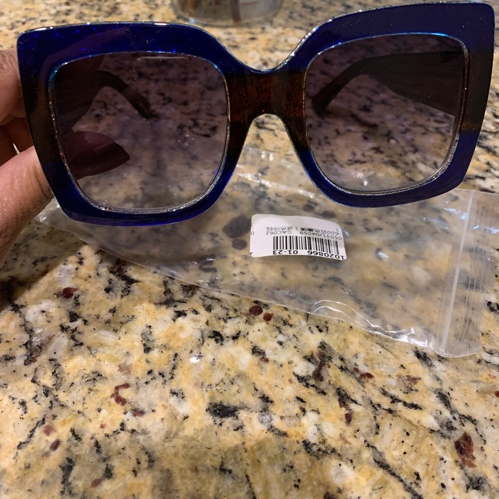 Sparkle Sunnies -SOLD❌ - Picture 6 of 6